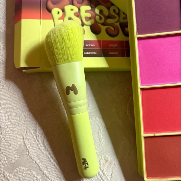 Made by Mitchell Curve Case Pressed Palette & Brush Medium Deep Eyes Blush BNIB
